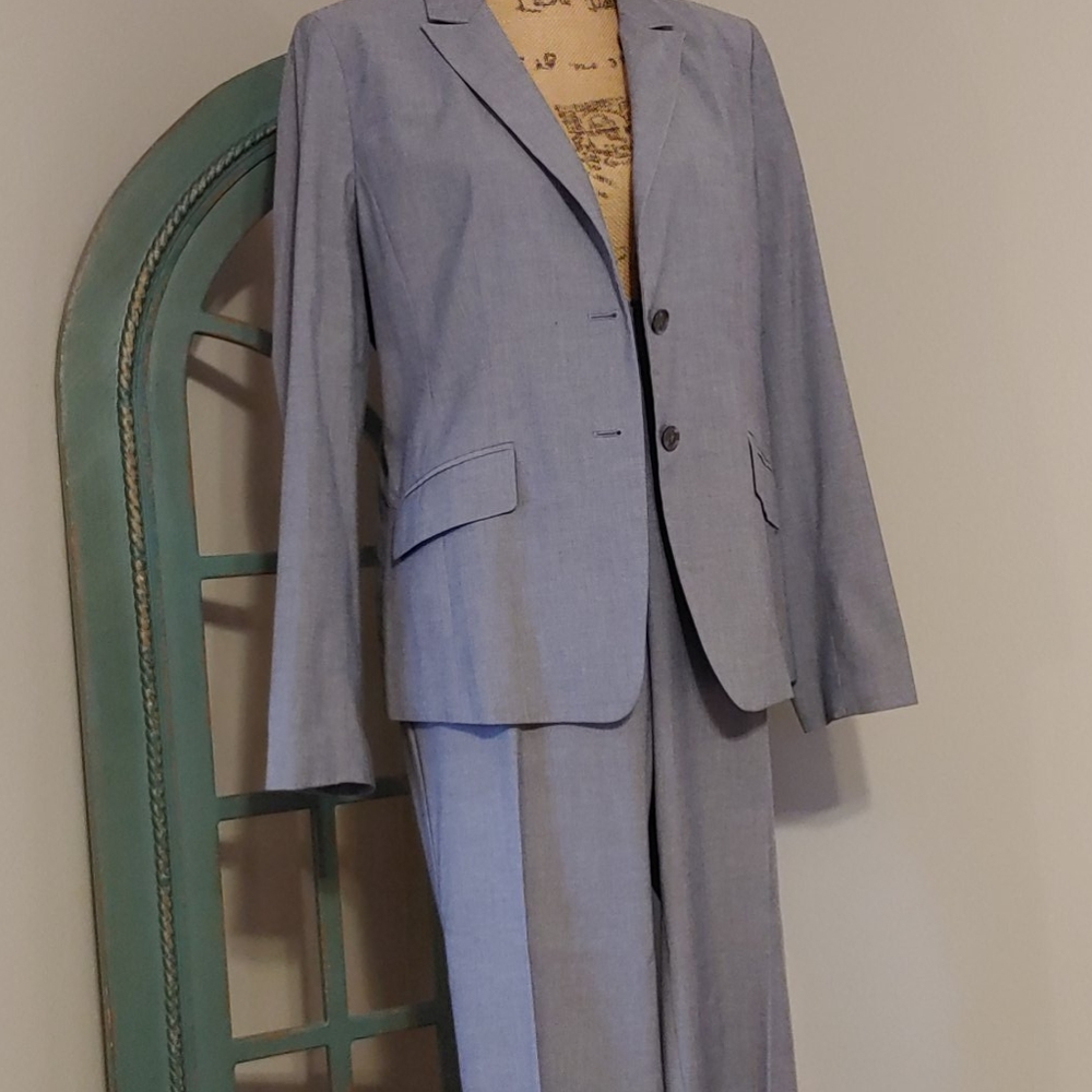 Amn Taylor suit